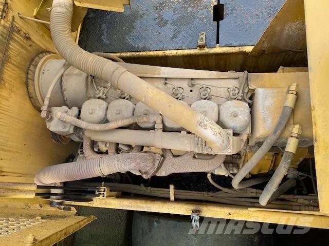 CAT PS 300 膠輪滾壓機