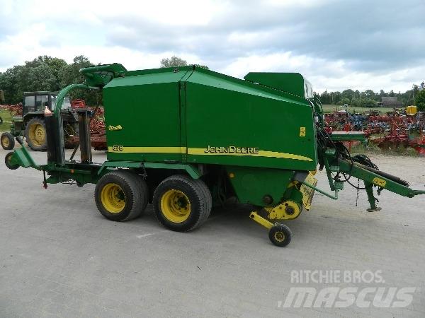 John Deere 678 圓型牧草打包機