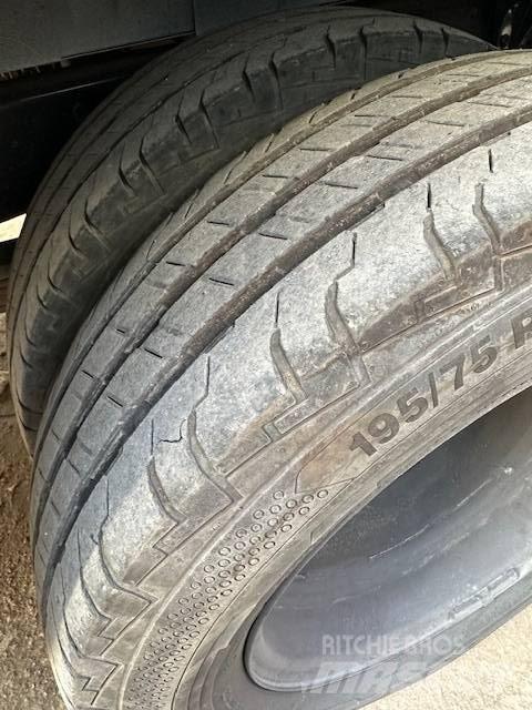 Iveco 35C 12 廂式貨物運輸車