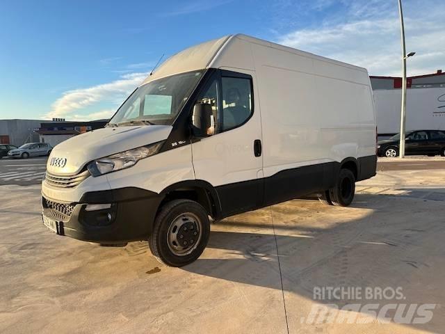 Iveco 35C 12 廂式貨物運輸車