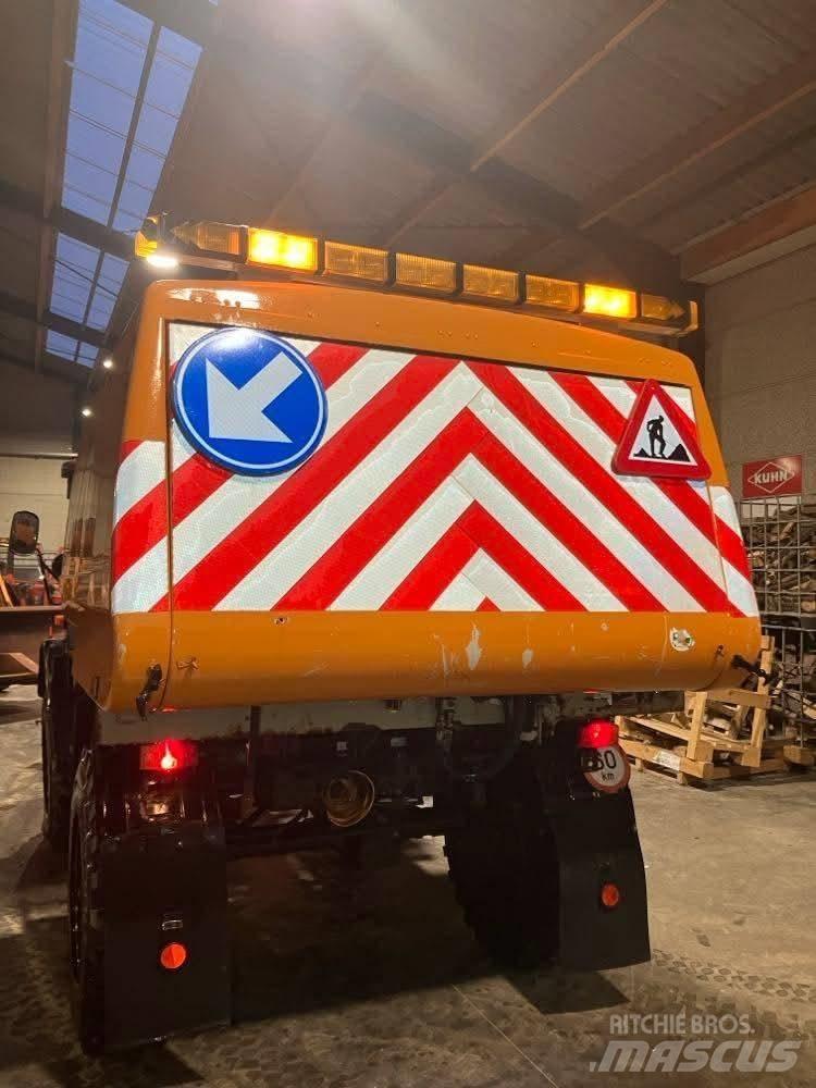 Mercedes-Benz unimog 掃倉機