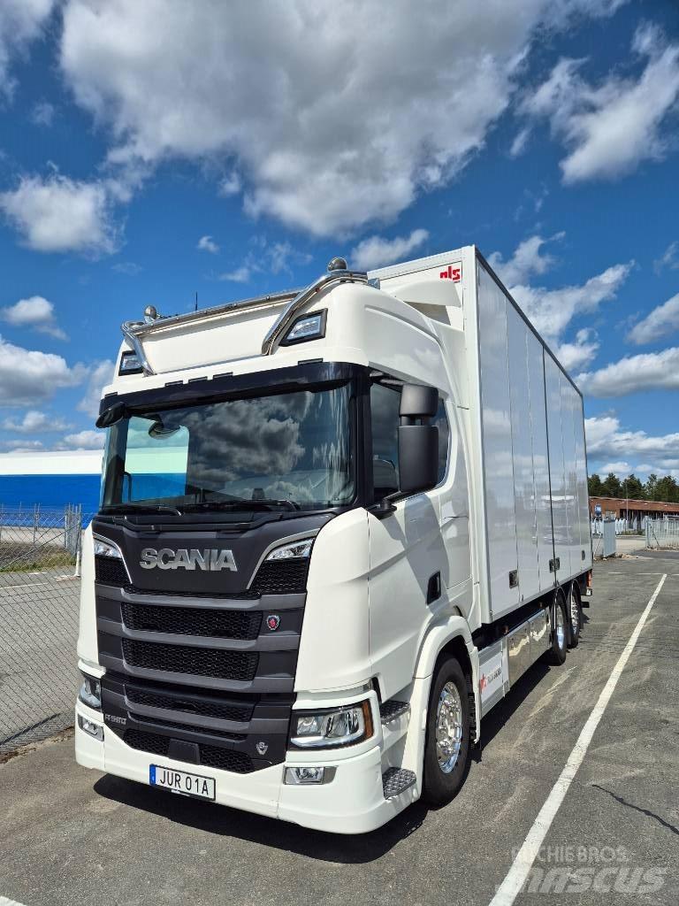 Scania R 590 貨箱式卡車
