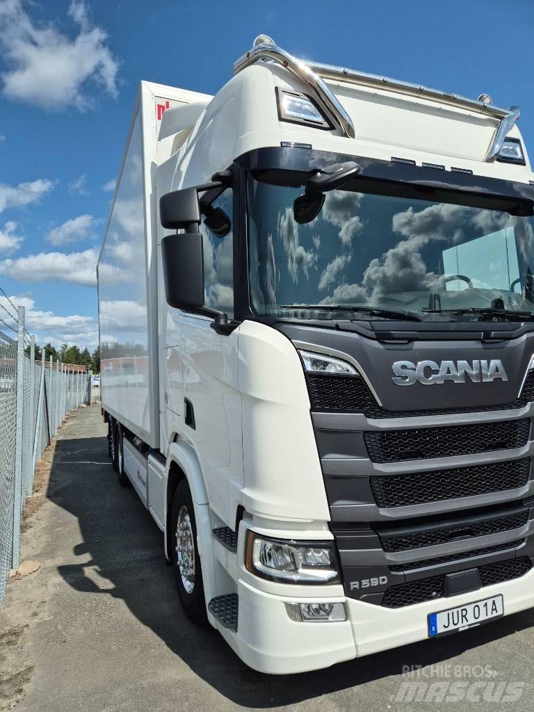 Scania R 590 貨箱式卡車