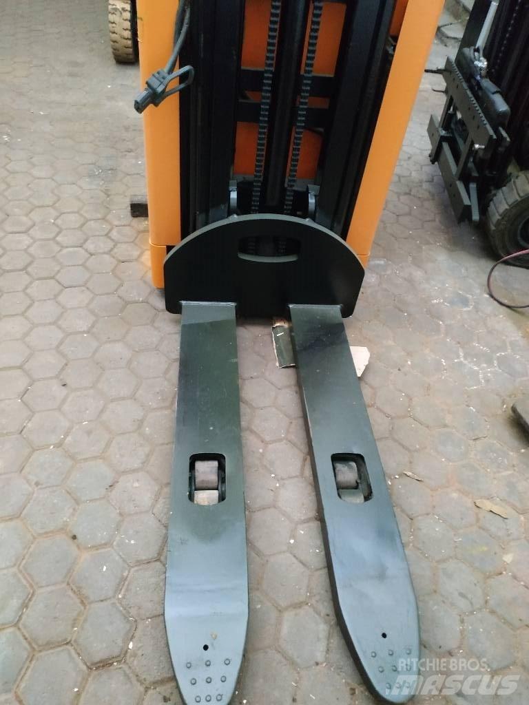 Still Aufsitzstapler 電動堆高機