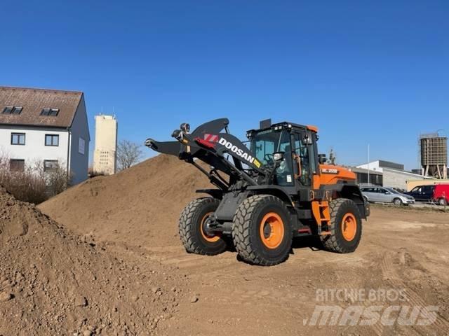 Doosan DL 220 輪胎式裝載機