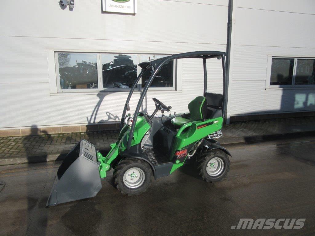 Avant 220 伸縮臂操作車