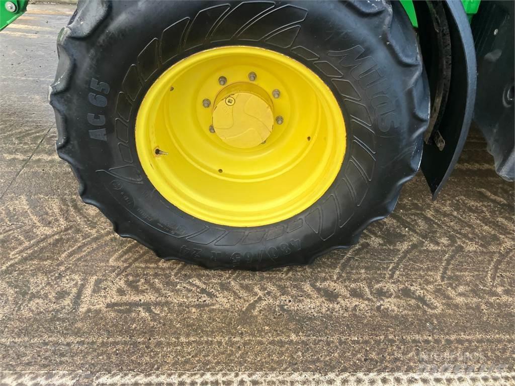 John Deere 6120M 曳引機