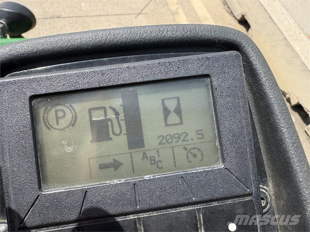 John Deere 7200A 手扶式割草機