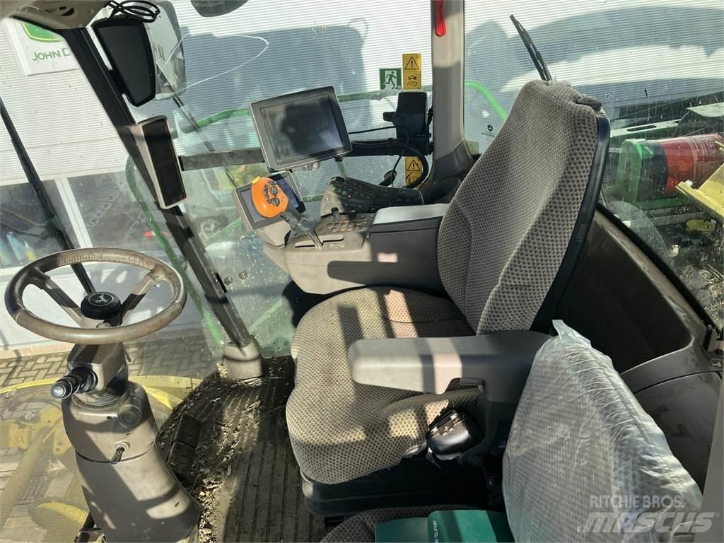 John Deere 8500i 自走式飼料採集機