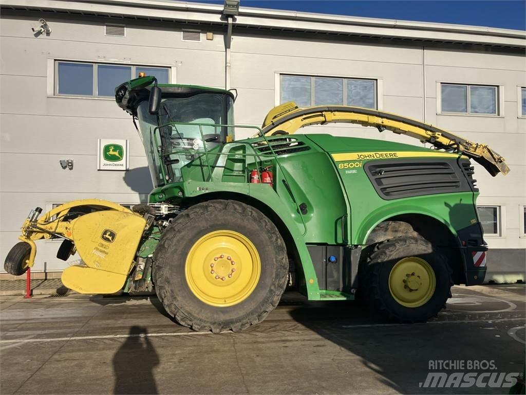John Deere 8500i 自走式飼料採集機