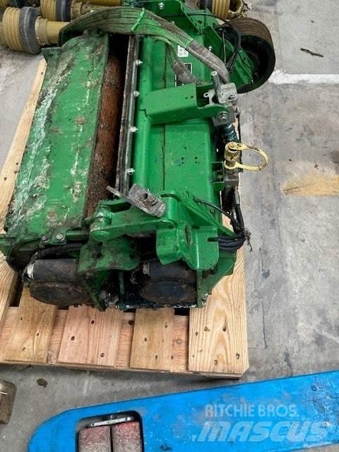 John Deere 8500i 自走式飼料採集機