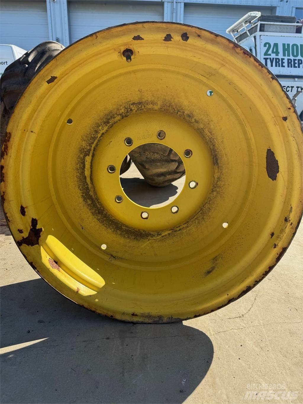 John Deere Example 輪胎、車輪和輪圈