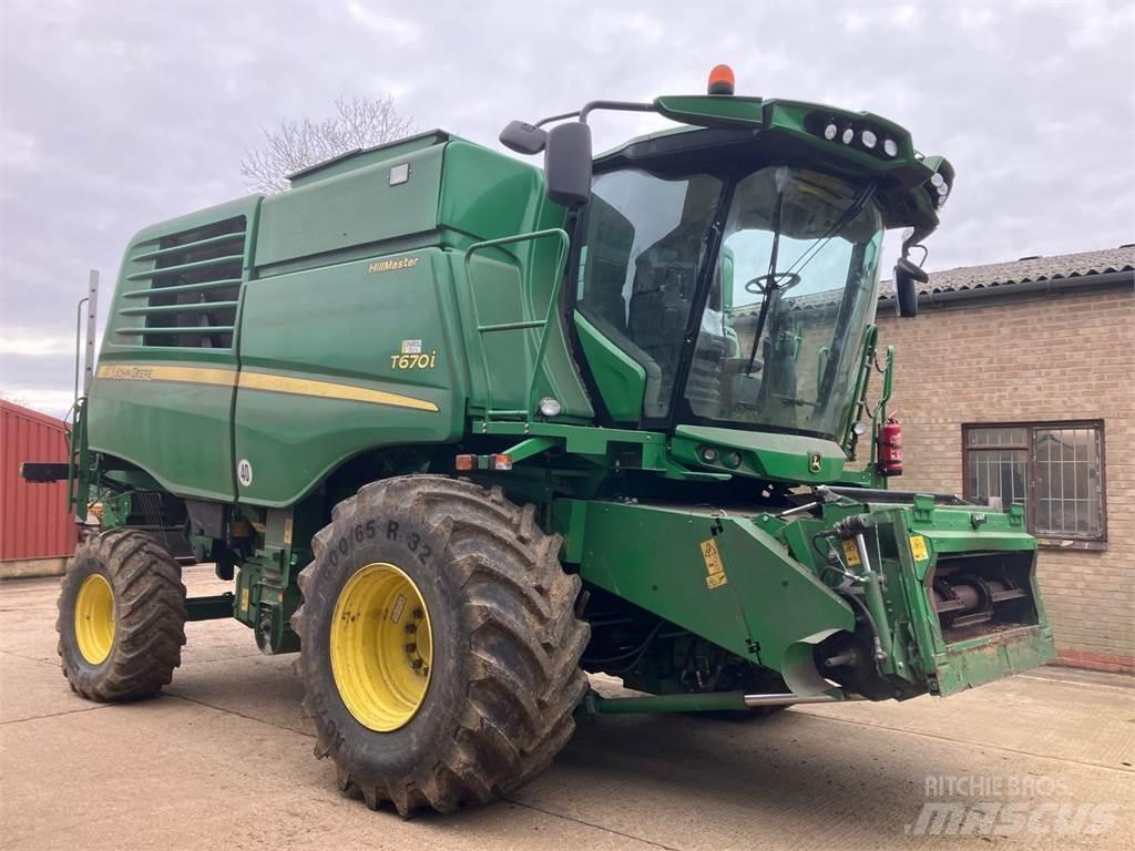 John Deere T670 HM 聯合收穫機