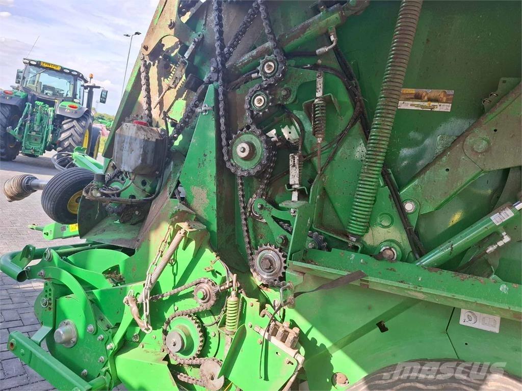 John Deere V451R 方形打捆機