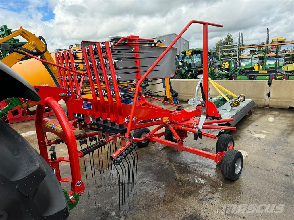 Kuhn GA 4201 耙與翻草機