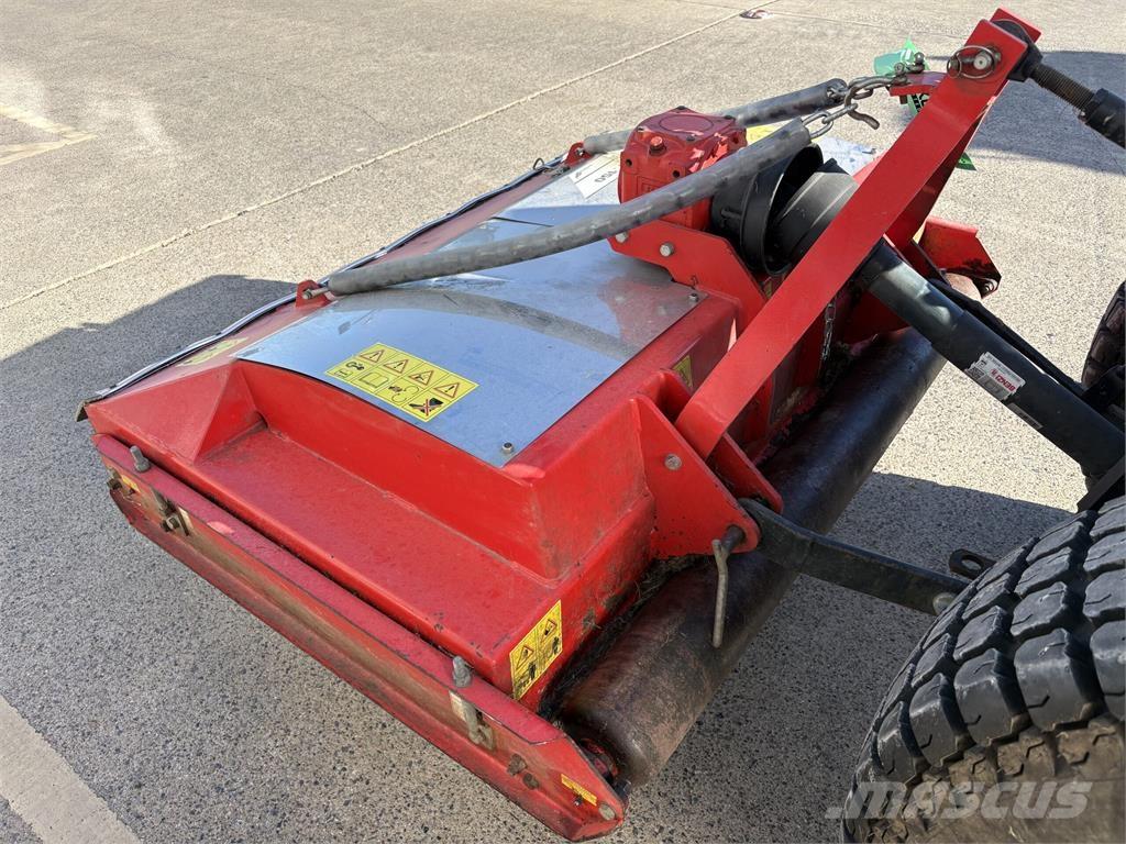 Trimax Striker 150 裝載與牽引式割草機