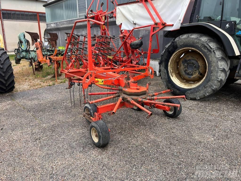 Kuhn GA 4121 G M 耙與翻草機