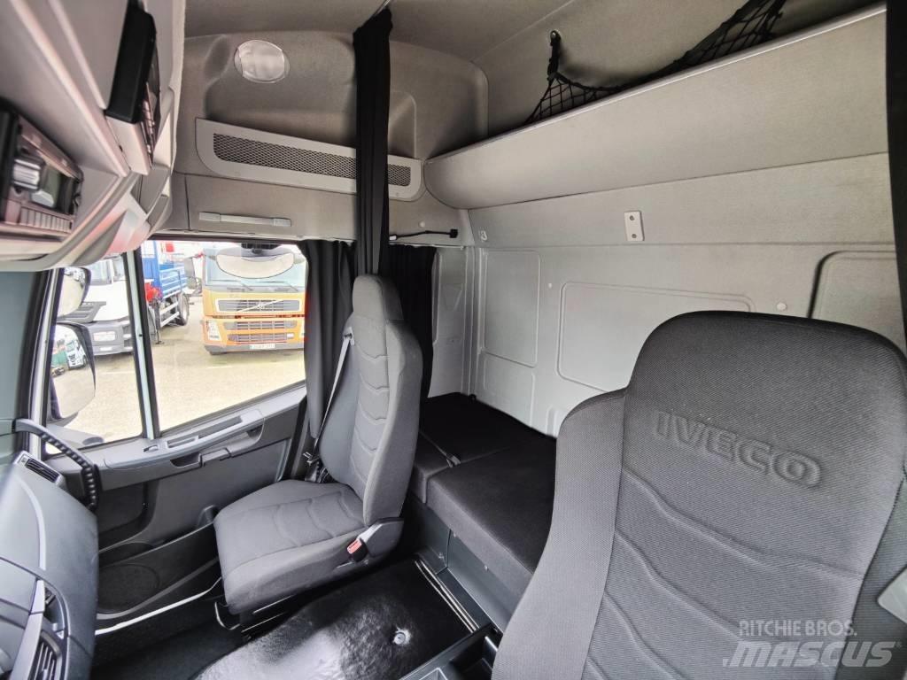Iveco 180E 28 貨箱式卡車