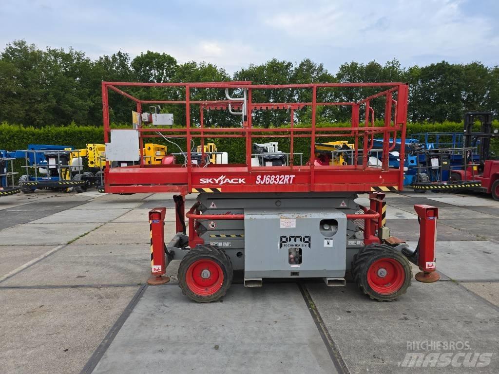 SkyJack SJ 6832 RT 剪式升降機