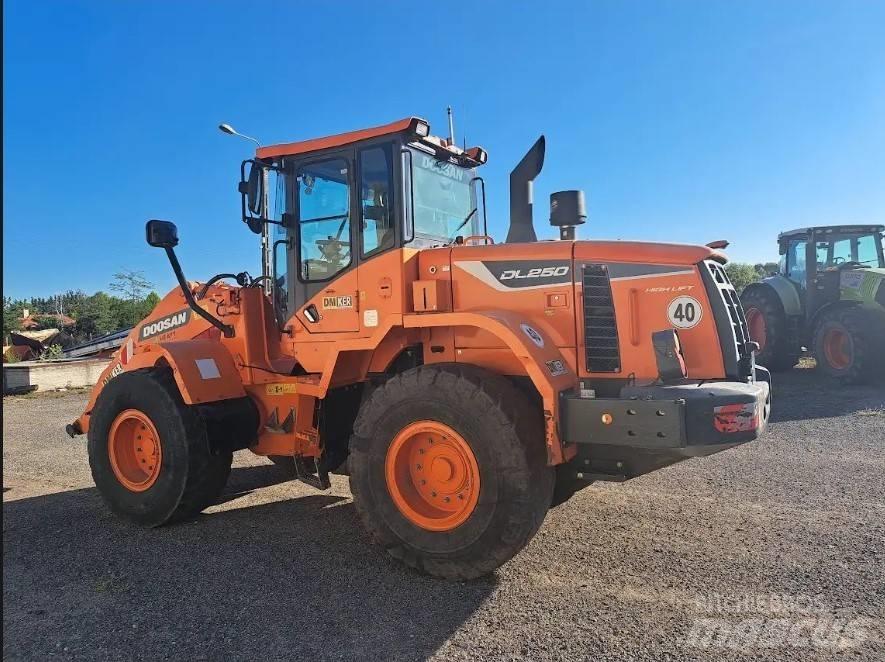 Doosan DL 250-5 前端裝載機和挖掘機