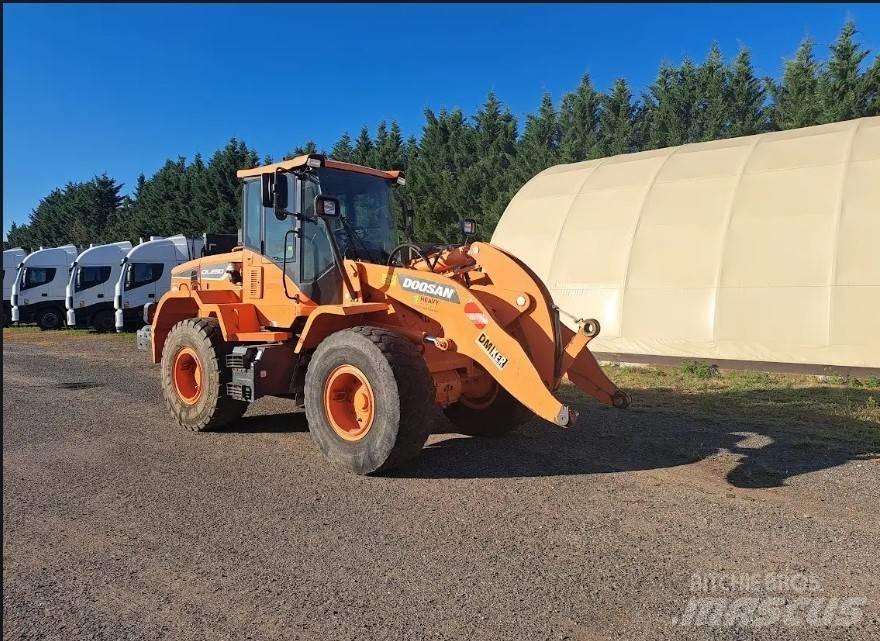 Doosan DL 250-5 前端裝載機和挖掘機
