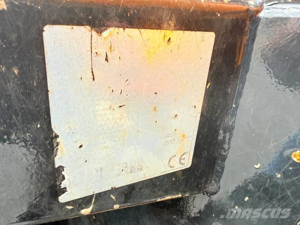 JCB 6 T 側卸礦車