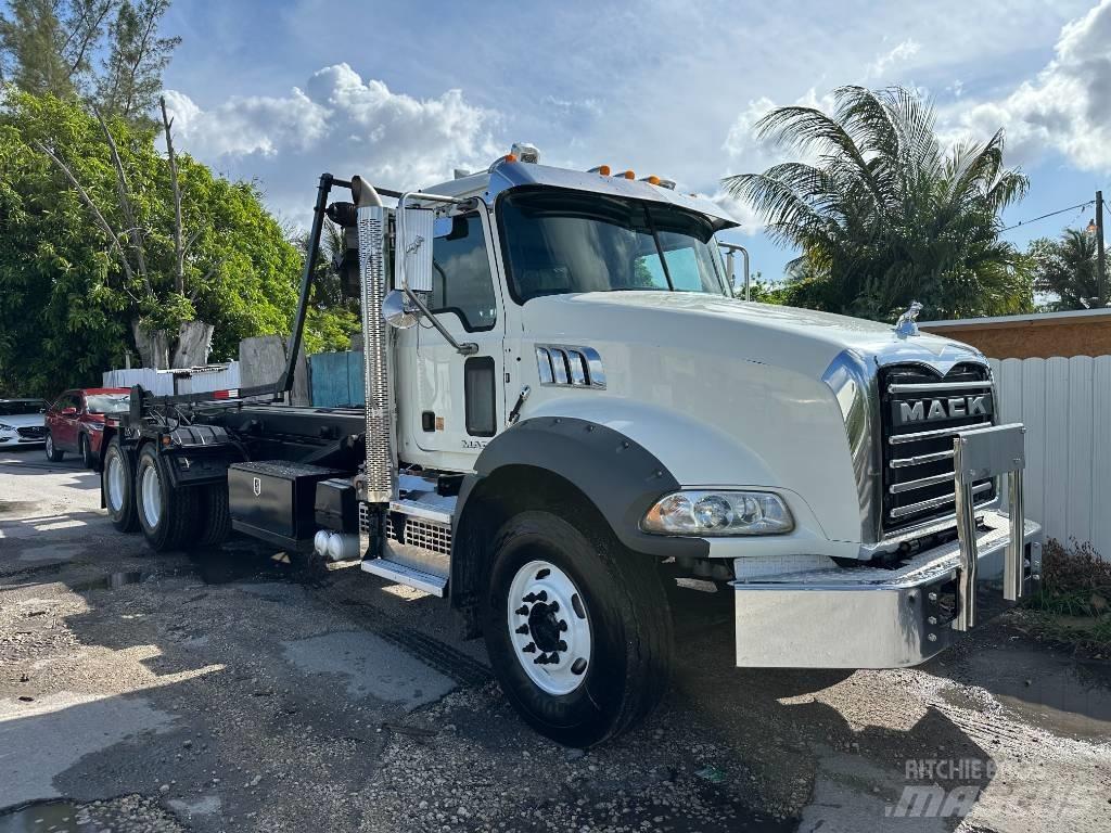 Mack GU813 起重可拆卸式卡車