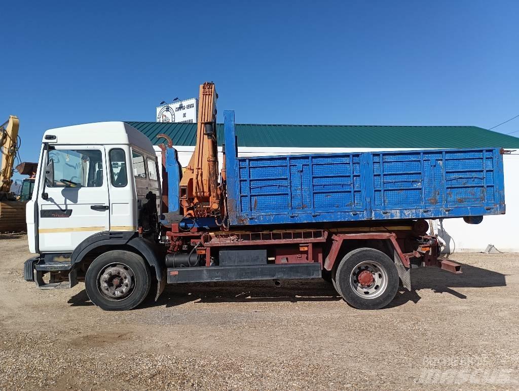 Renault M 210 起重可拆卸式卡車