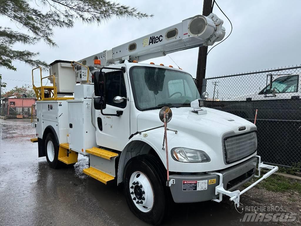 Freightliner M2 卡車裝載高空作業車