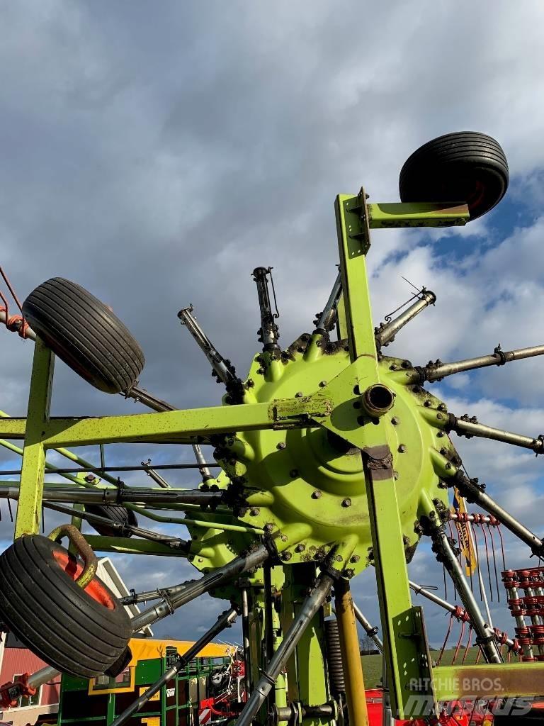 CLAAS 880 L 耙與翻草機
