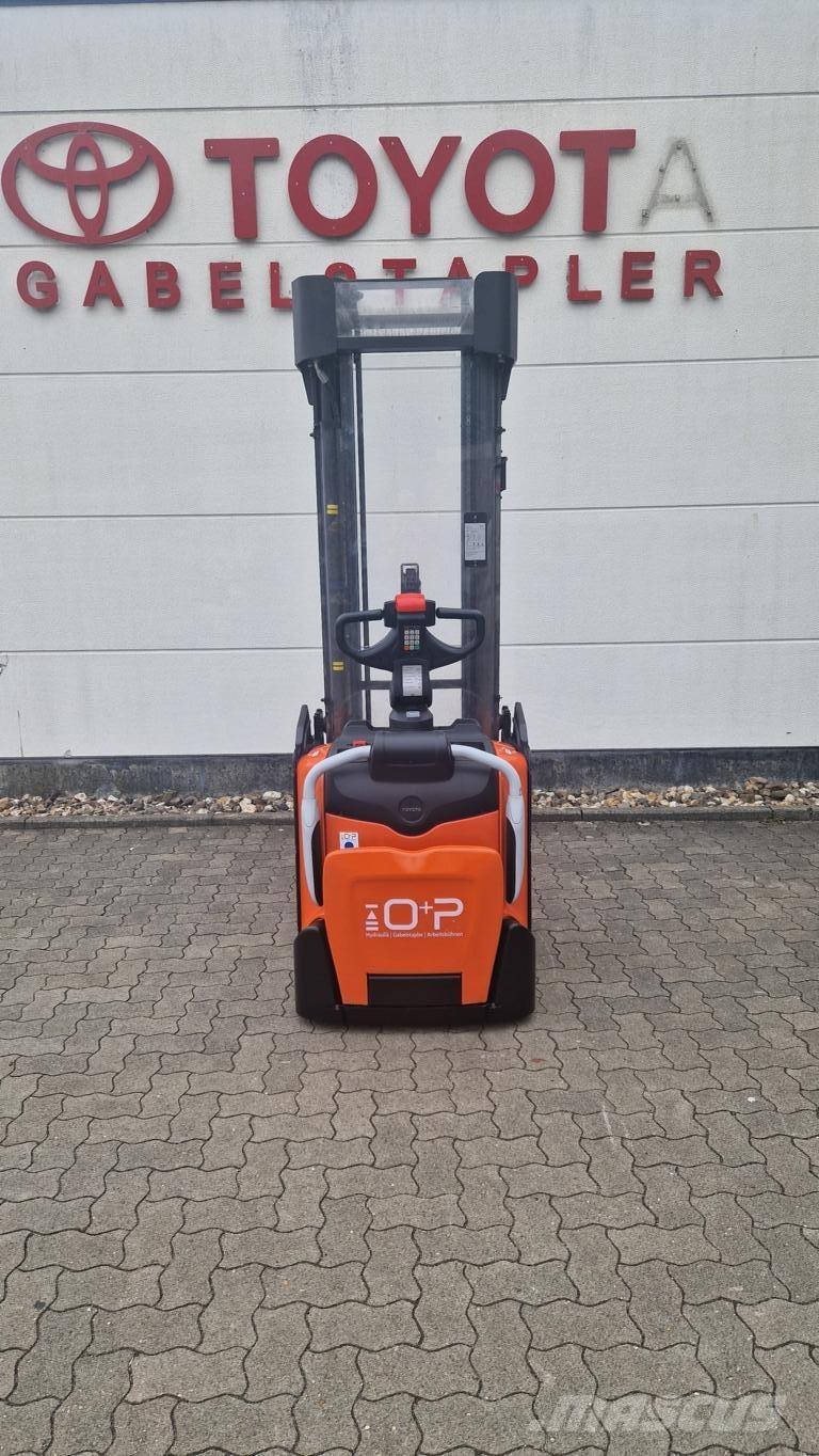 Toyota SPE160 自走式堆積機