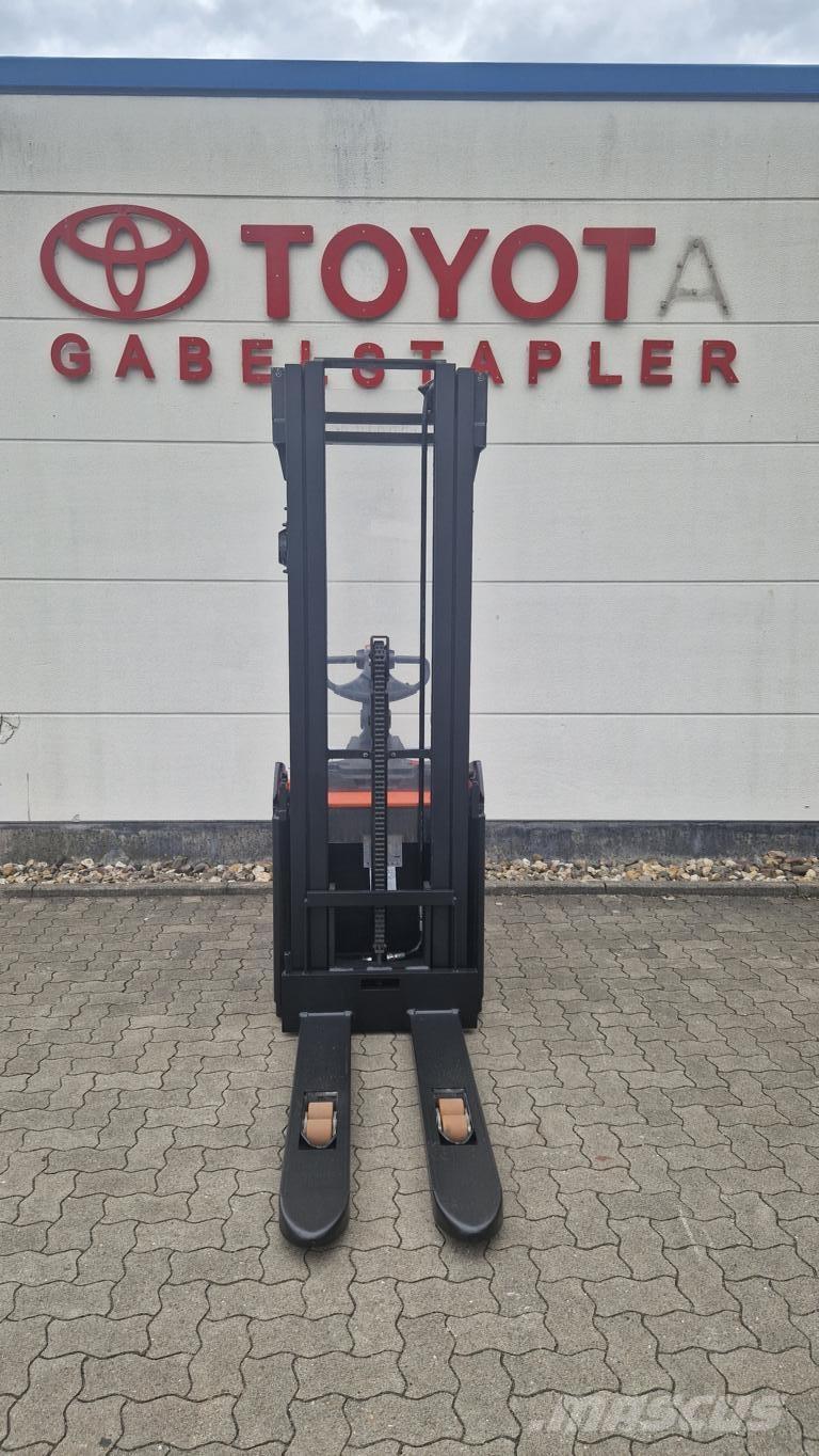 Toyota SPE160 自走式堆積機