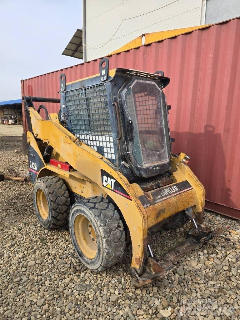 CAT 242 B 滑移轉向裝載機