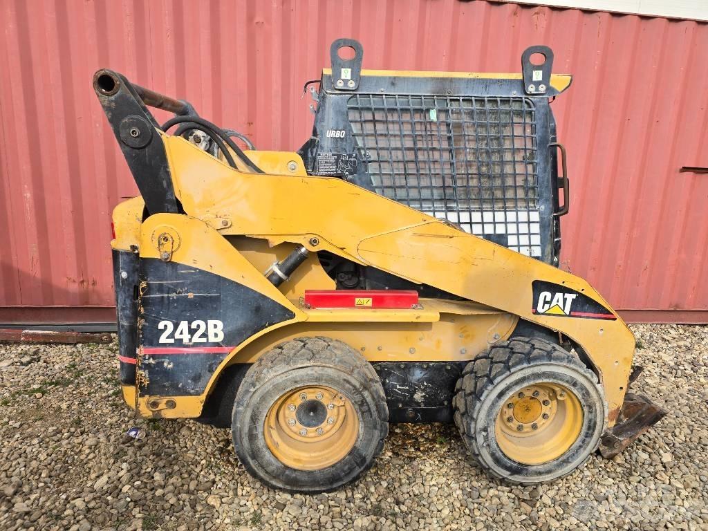CAT 242 B 滑移轉向裝載機