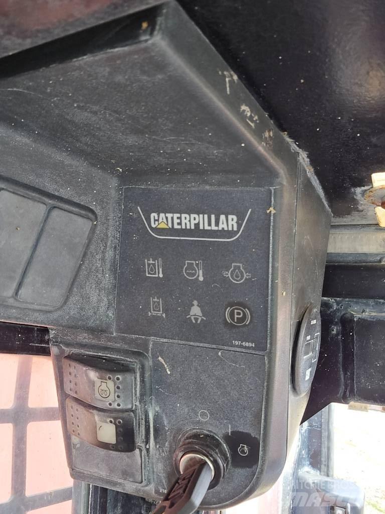 CAT 242 B 滑移轉向裝載機