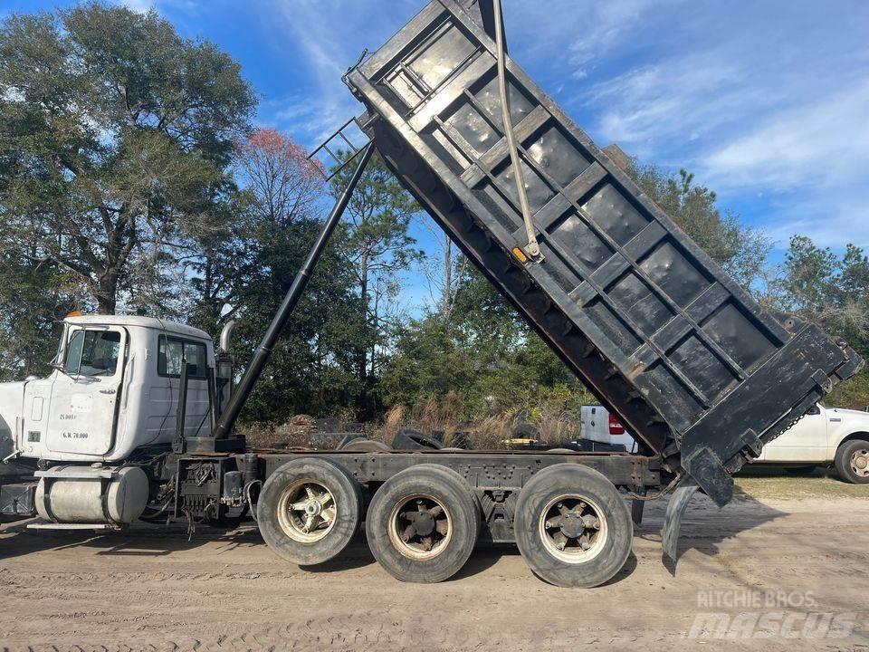 Mack dump 傾卸式卡車
