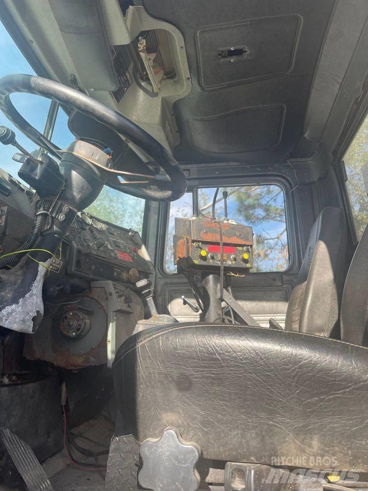 Mack dump 傾卸式卡車