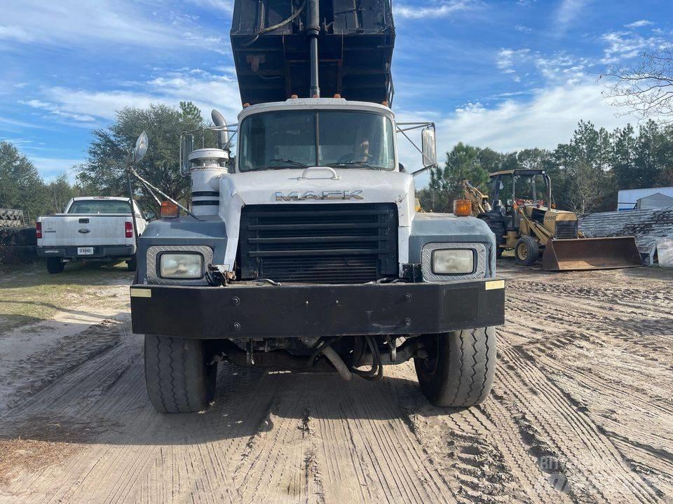 Mack dump 傾卸式卡車