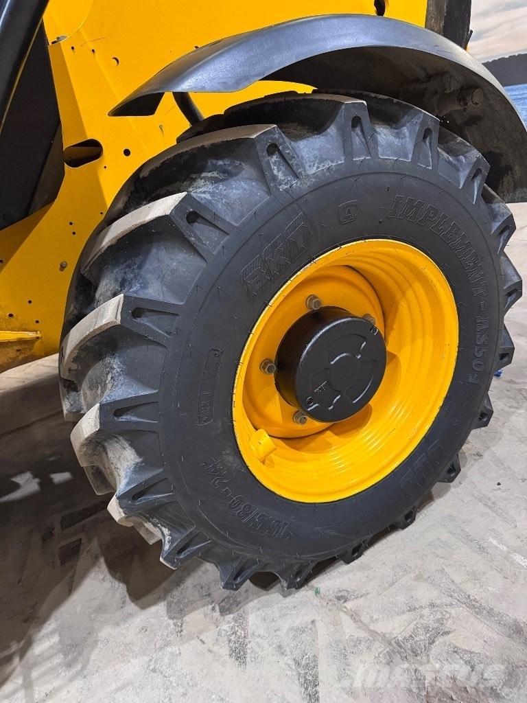 JCB 540-140 伸縮臂操作車