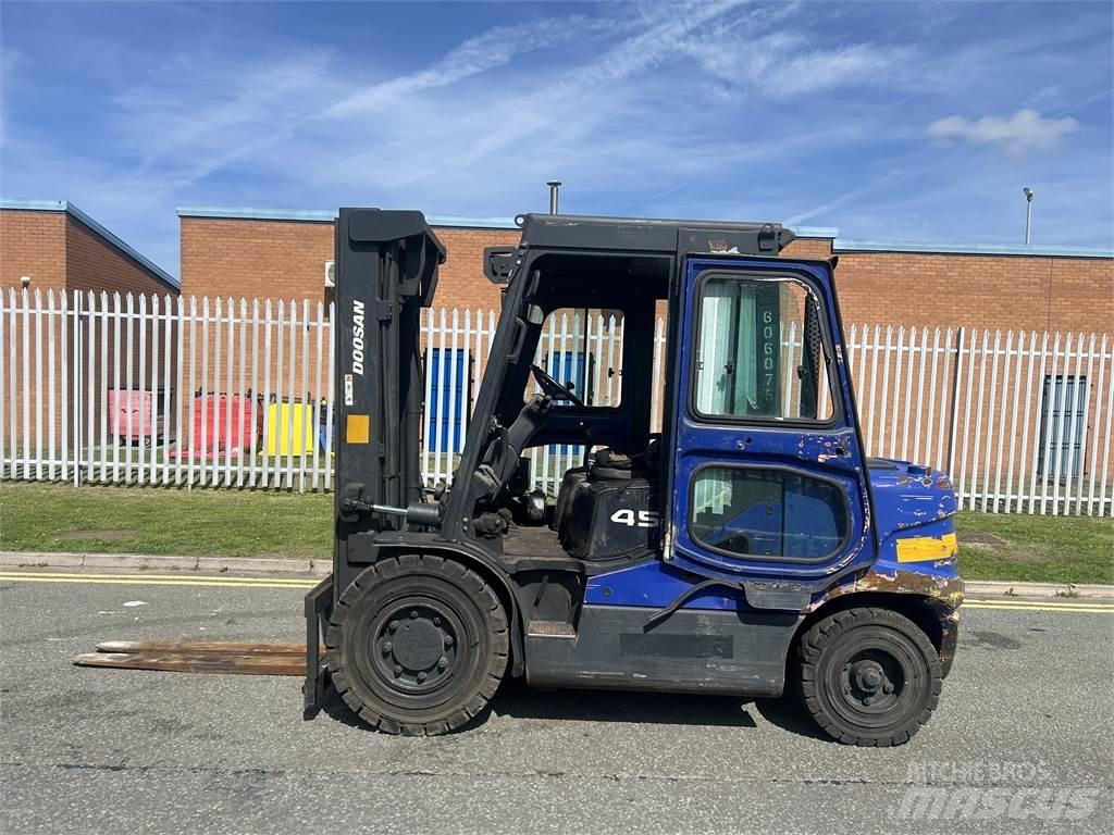 Doosan D45SC-5 柴油卡車