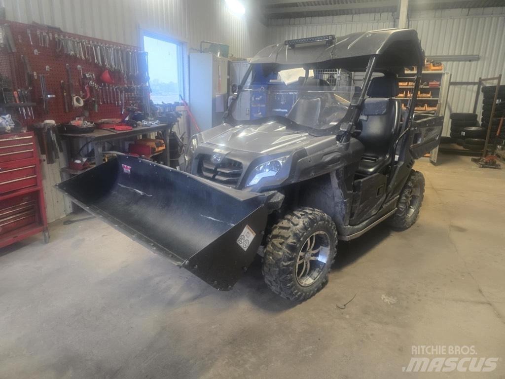  UTV CF 850 小型挖土機/掘鑿機<7t(小型挖掘機)