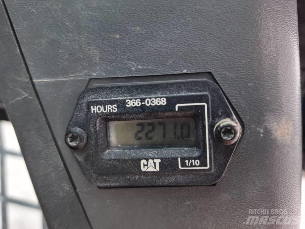 CAT 216 B 3 滑移轉向裝載機