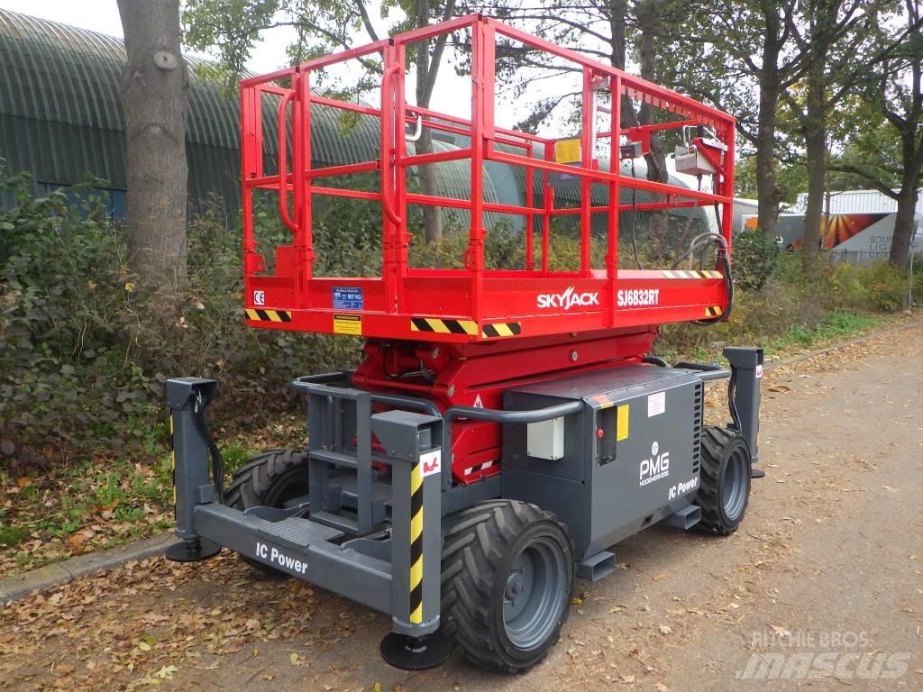 SkyJack SJ6832RT 剪式升降機