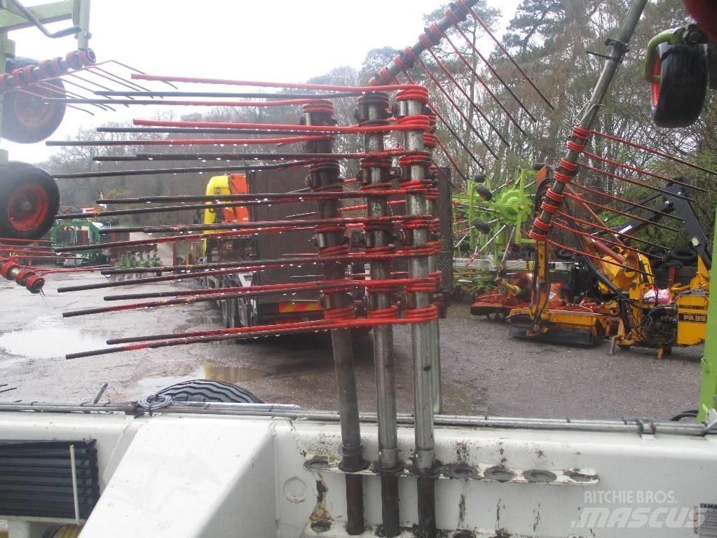 CLAAS Liner 3000 耙與翻草機