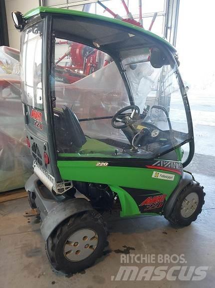 Avant 220 滑移轉向裝載機
