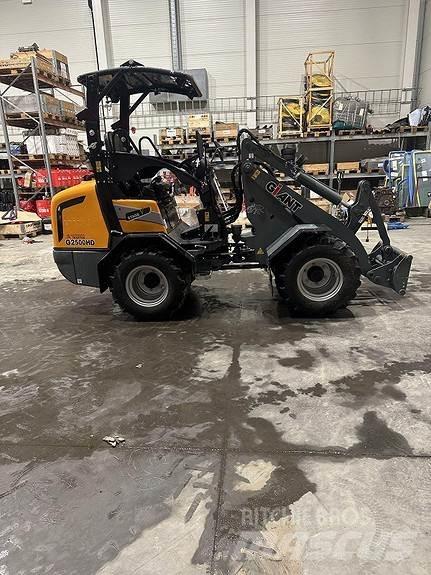 GiANT G2500HD+ 滑移轉向裝載機