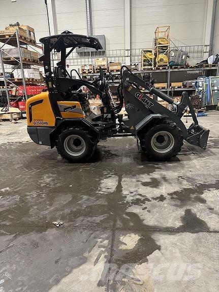 GiANT G2500HD+ 滑移轉向裝載機