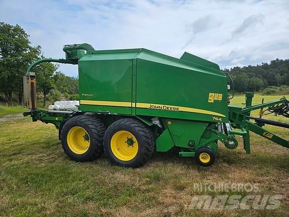 John Deere 744 圓型牧草打包機