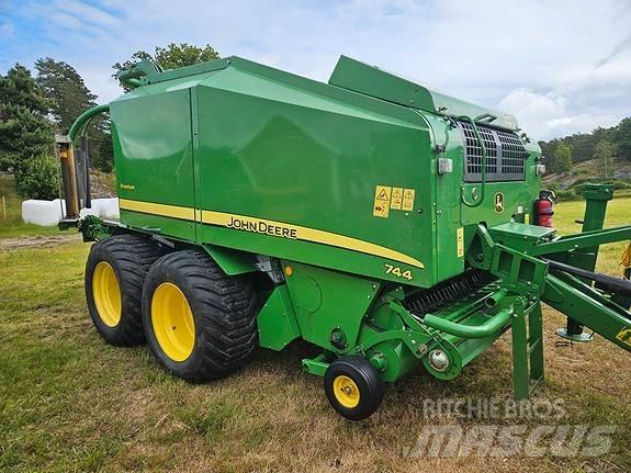 John Deere 744 圓型牧草打包機