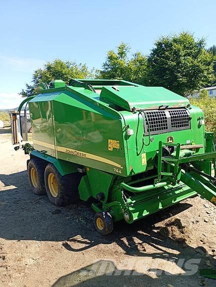 John Deere 744 圓型牧草打包機